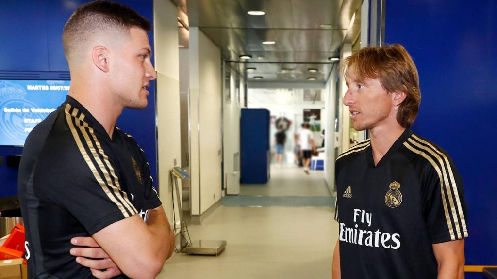 Jovic y Modric charlan en Valdebebas