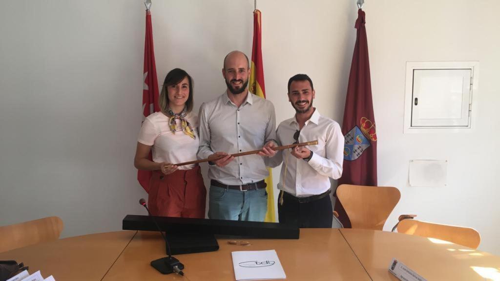 Julio Marqués, junto a los dos concejales de su partido, recoge el bastón de mando de Batres.