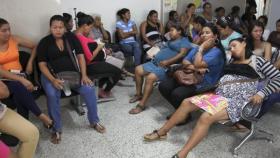 Mujeres embarazadas en la sala de espera de un hospital de Venezuela