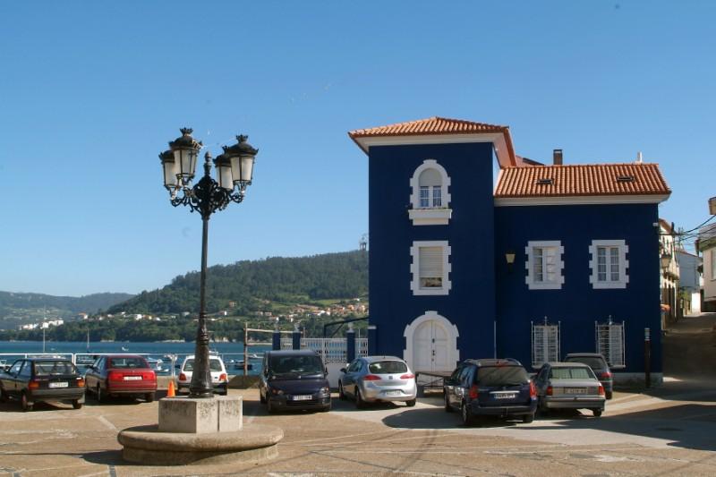 Puerto de Redes con el edificio azul en primer plano