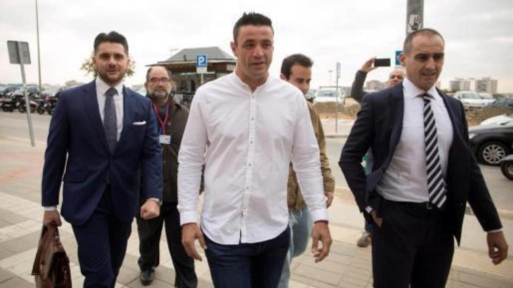 David Serrano, el dueño de la finca, llega a los Juzgados. Foto: EFE.