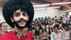 Un profe de inglés sorprende a sus alumnos con una confesión que se ha hecho viral