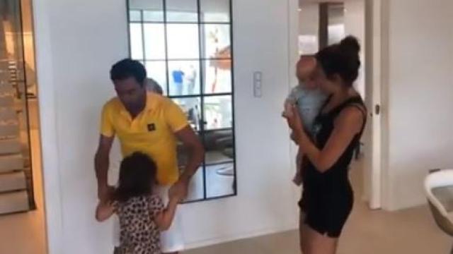 Xavi Hernández enseña a sus hijos el himno del Barça