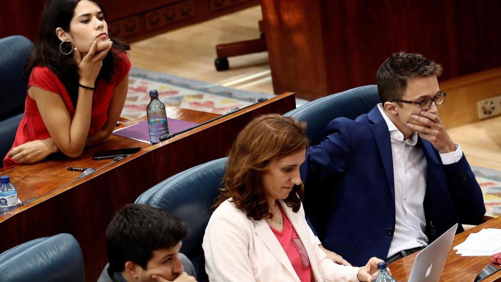 Isabel Serra (Unidas Podemos) e Íñigo Errejón (Más Madrid), en la Asamblea de Madrdi.