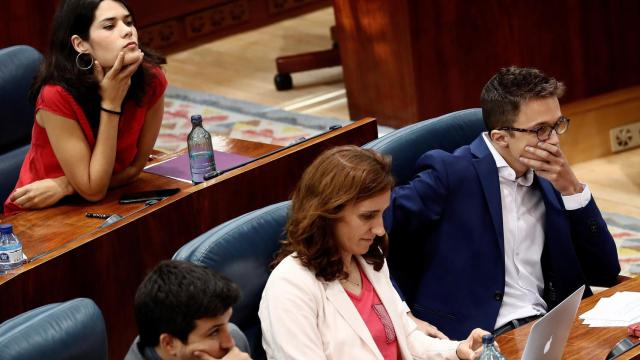 Isabel Serra (Unidas Podemos) e Íñigo Errejón (Más Madrid), en la Asamblea de Madrid.