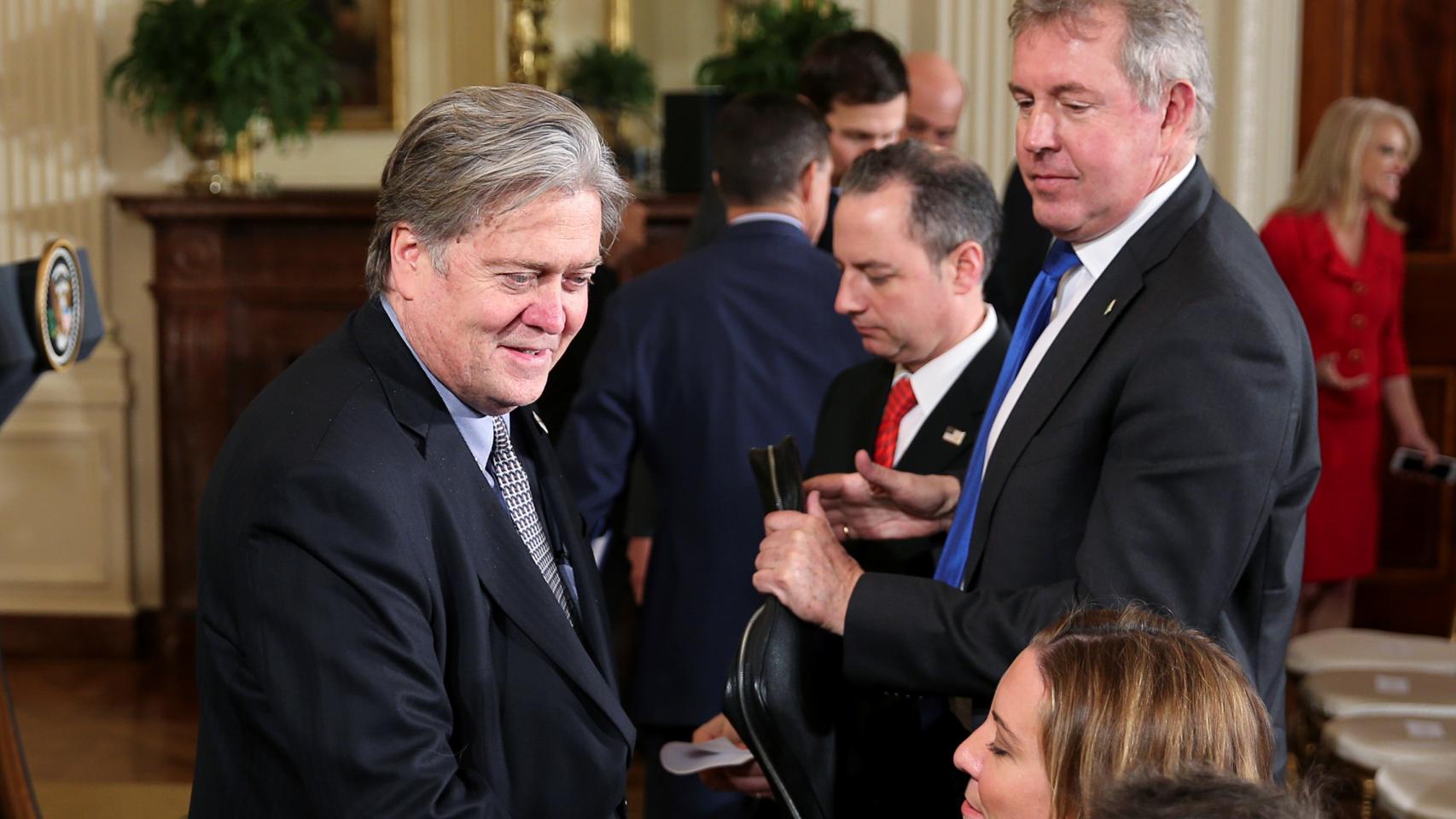 Kim Darroch junto a Steve Bannon.