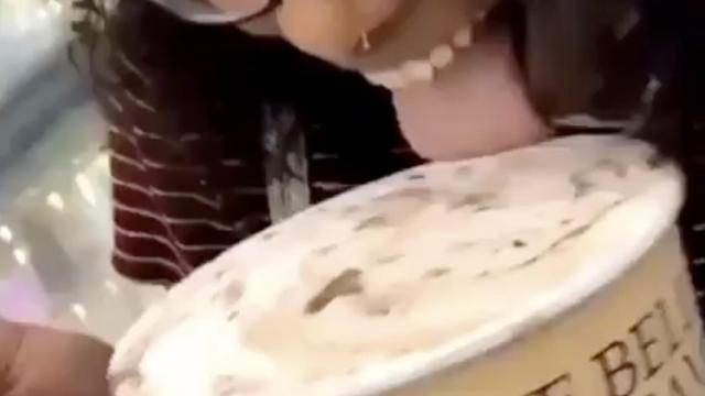 Su lametón viral a un helado podría llevarla a la cárcel 20 años