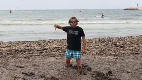 Jorge Campos caminando entre la posidonia en la playa de Sa Ràpita