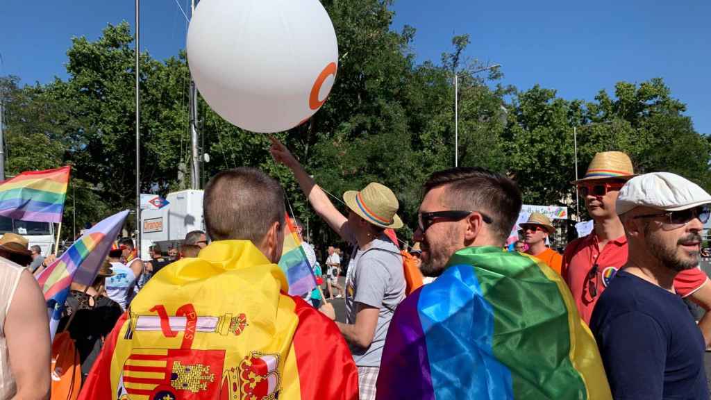 Héctor (izquierda) y Miquel (derecha), el matrimonio homosexual que acudió con Ciudadanos al orgullo.