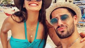 Sara Sálamo e Isco Alarcón en la playa.