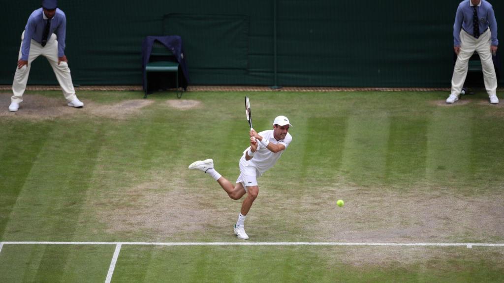 Bautista restando un saque de Pella