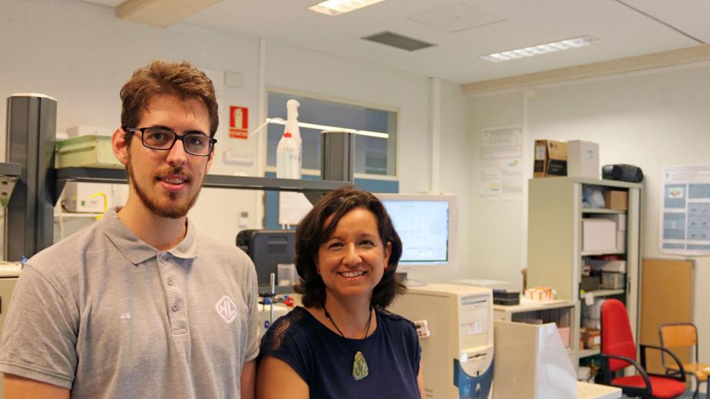 Los investigadores Javier Monreal y Mª Carmen Martínez Bisbal en la UPV.