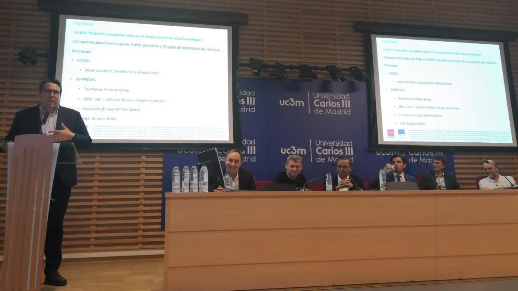 Eugenio Mallol, director de INNOVADORES, moderando una de las mesa en la jornada de la UC3M