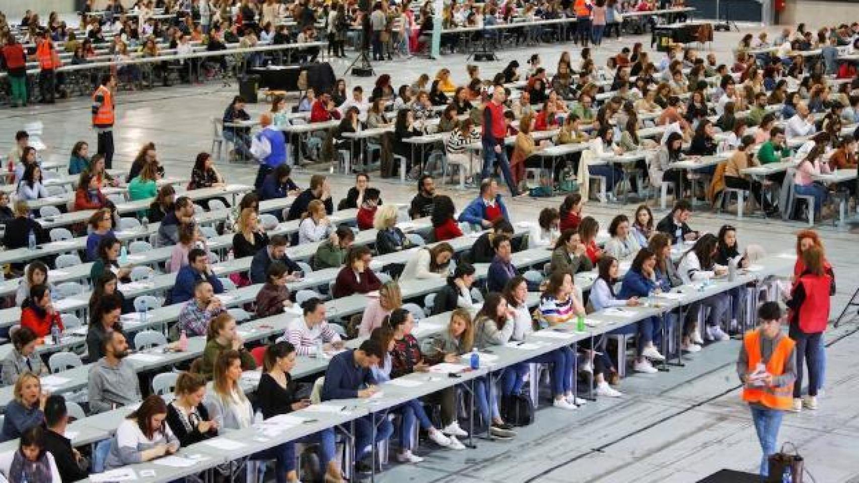 Opositores realizando la prueba. Foto: EFE.