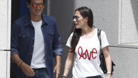 Malú y Albert Rivera abandonando el hospital madrileño.