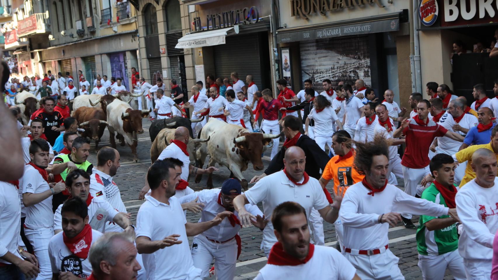 Mozos corriendo en el encierro de los Sanfermines