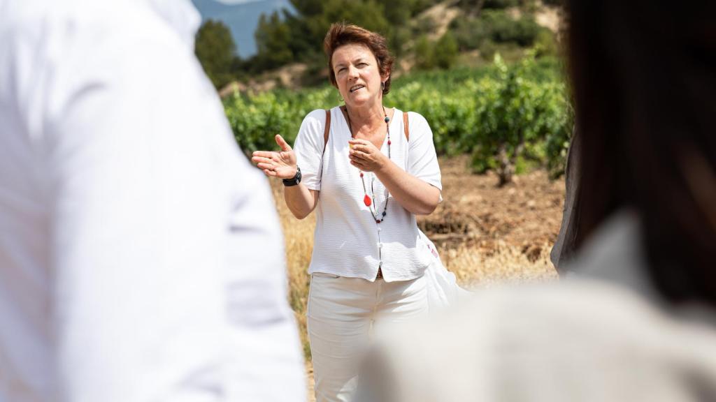 María Larrea, enóloga jefe de CVNE, en el viñedo de la bodega en la Rioja Alta.