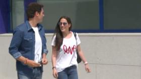 Malú y Albert Rivera abandonando el hospital madrileño.