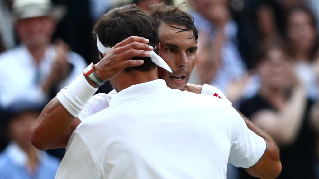 Roger Federer y Rafael Nadal se abrazan tras el encuentro de semifinales en Wimbledon 2019