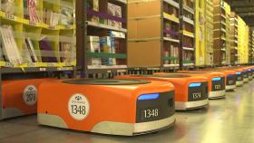 Multitud de robots Kiva en un almacén de Amazon.