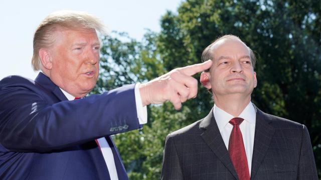 Donald Trump anuncia la renuncia de Alex Acosta durante una comparecencia en Washington.