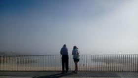 Las playas amanecieron cubiertas de niebla, mientras en A Coruña lucía el sol