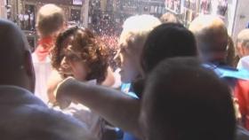 Forcejeo en el balcón del Ayuntamiento de Pamplona durante el chupinazo.