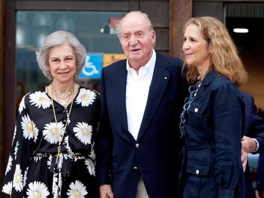 La reina Sofía, Juan Carlos I y la infanta Elena en Pontevedra.