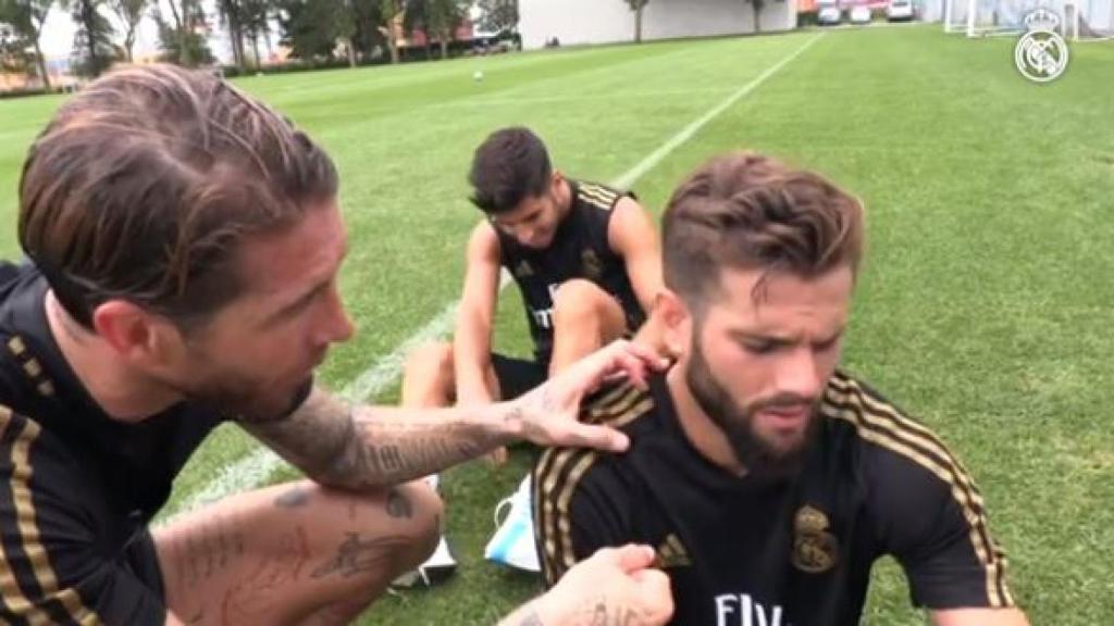 Ramos se 'agencia' un micrófono invisible y hace de reportero