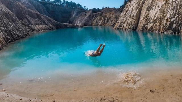 Más bañistas en Monte Neme pese a la contaminación: Un bulo de 4 gallegos raritos