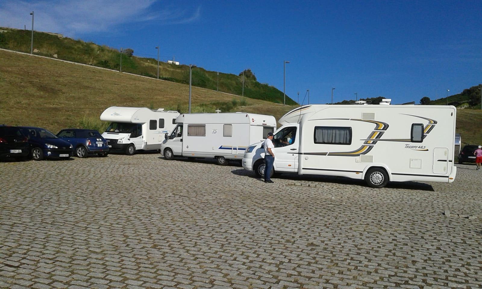 Tres autocaravanas esperando para poder acceder al área reservada.