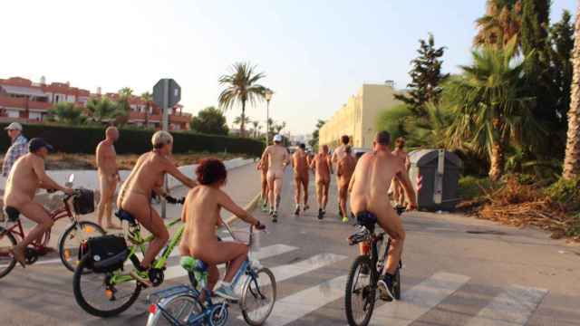 Las bicis son casi una religión en la zona naturista de Vera