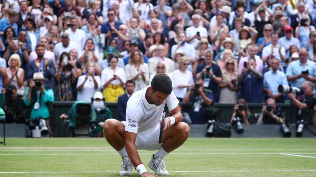 Djokovic comiéndose una parte del césped