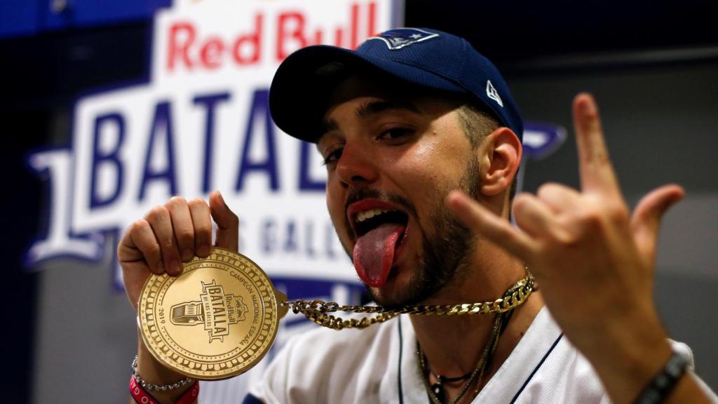 El 'freestyler' Zasko Master celebra su título de campeón nacional de la Batalla de los Gallos.