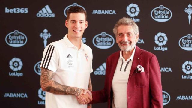 Santi Mina junto al presidente del Celta de Vigo, Carlos Mouriño.