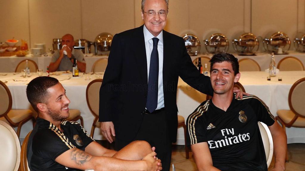 Florentino Pérez, junto a Hazard y Courtois