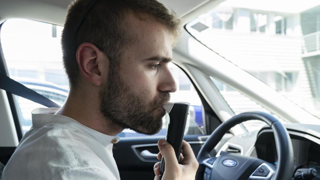 Un redactor de EL ESPAÑOL prueba el alcoholímetro que será obligatorio en los coches a partir de 2022.