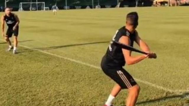 Lucas Vázquez jugando al béisbol en la pretemporada con el Real Madrid