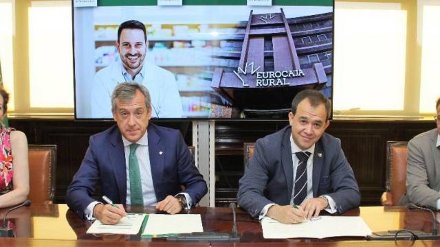 Momento de la firma de Eurocaja Rural con los farmacéuticos toledanos