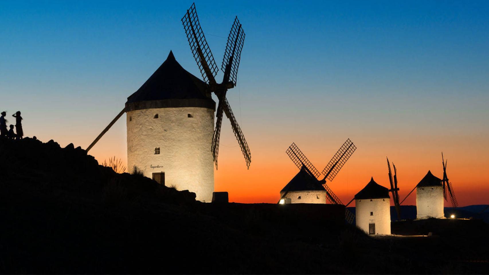 Buenas perspectivas turísticas para Castilla-La Mancha este verano. Foto: Molinos de Consuegra. Junta de Comunidades