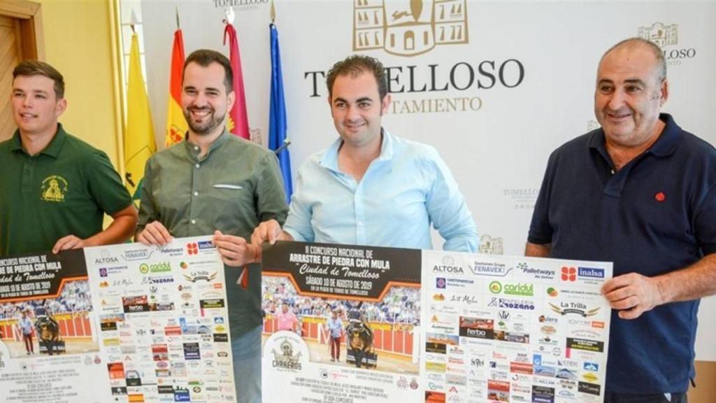 Momento de la presentación del concurso de arrastre de piedras con mula en Tomelloso