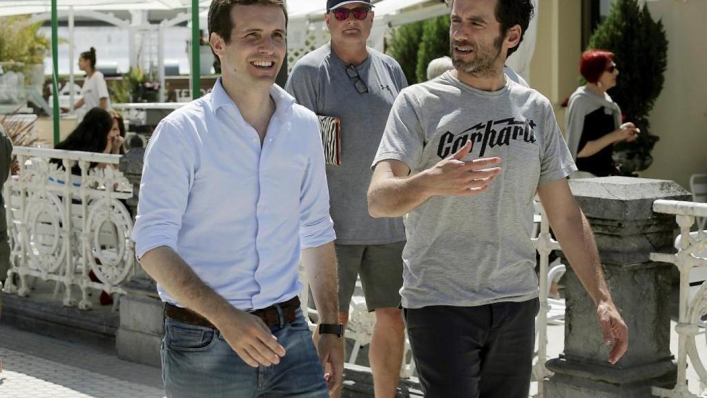 El presidente del PP, Pablo Casado, junto al presidente del PP en Guipúzcoa, Borja Sémper, en una imagen de archivo.