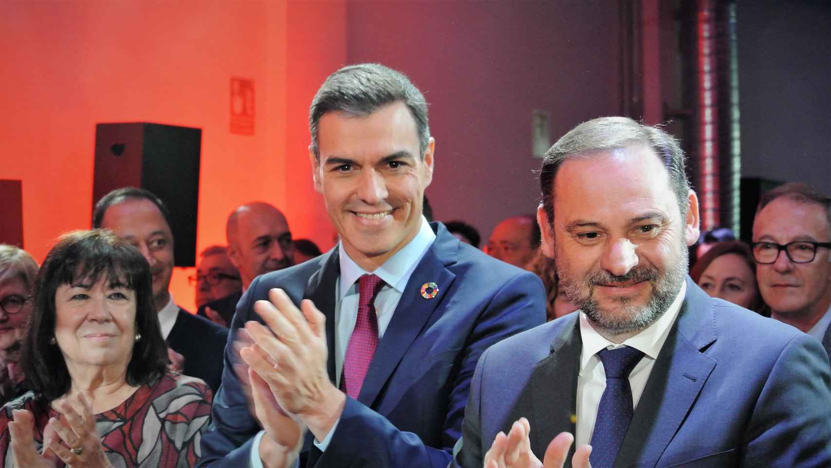 Pedro Sánchez, entre Cristina Narbona, presidenta del PSOE, y José Luis Ábalos, ex secretario de Organización.