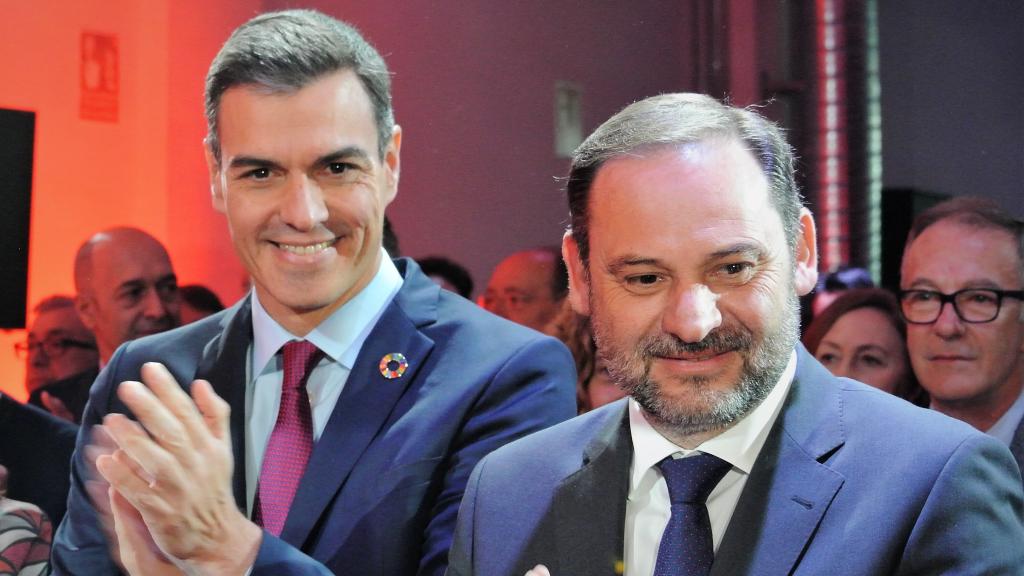 Pedro Sánchez, entre Cristina Narbona, presidenta del PSOE, y José Luis Ábalos, secretario de Organización.