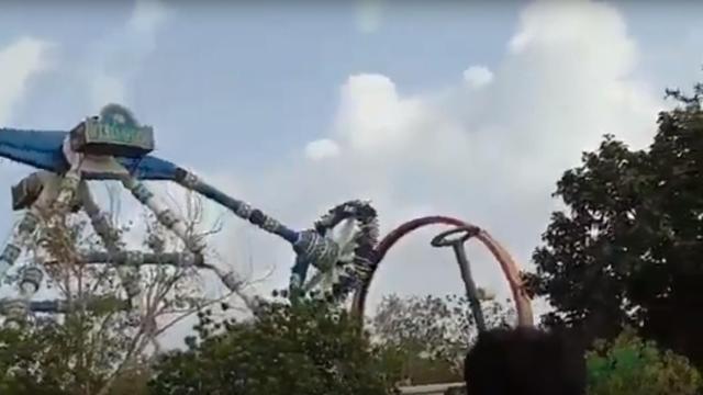 Momento del accidente en el parque de atracciones indio.