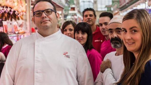 Paco Roig, con todo su equipo, en uno de sus puestos del Mercado Central de Valencia.