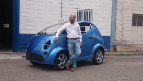 David Monforte, con su coche eléctrico.