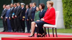 Angela Merkel y la primera ministra de Moldavia durante una ceremonia este martes