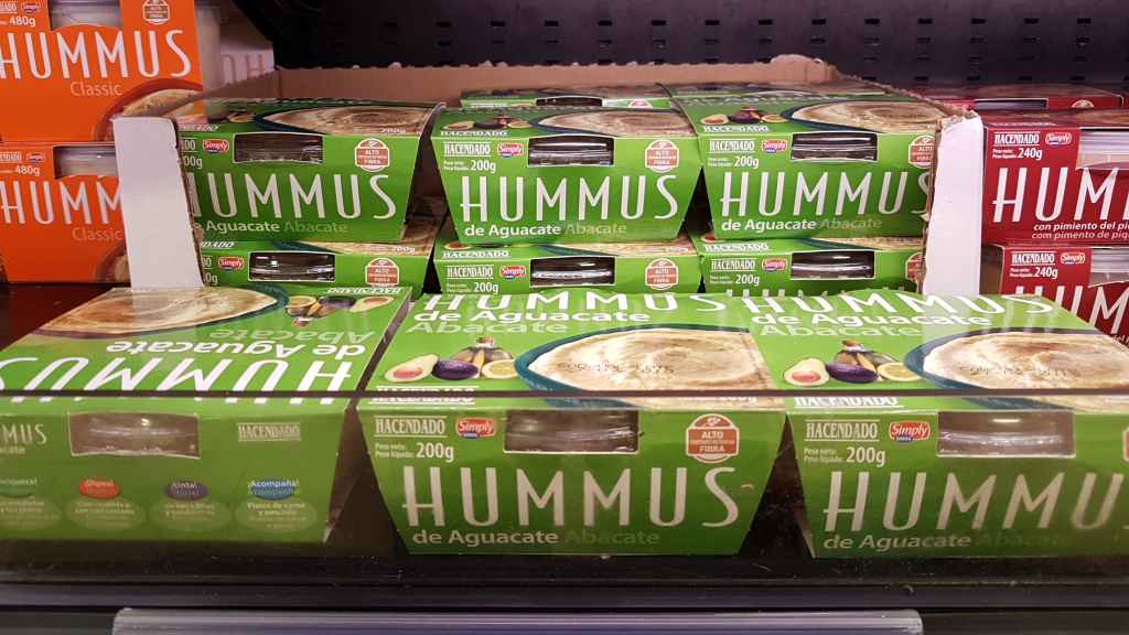 El hummus de aguacate de Mercadona en una de las estanterías del supermercado.