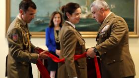 El JEME del Ejército de Tierra, general Francisco Javier Varela, impone el fajín de general a Patricia Ortega.